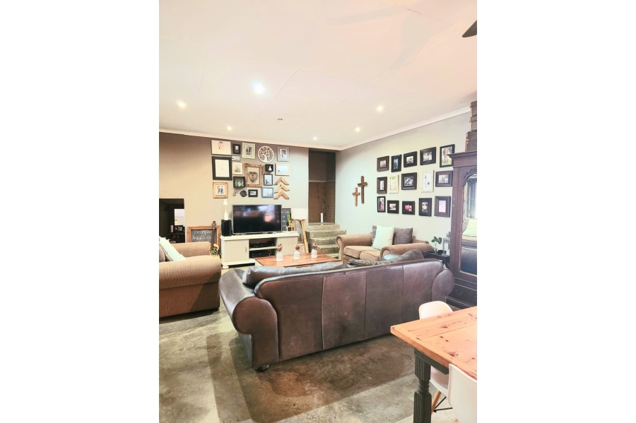 5 Bedroom Property for Sale in Safari Gardens North West